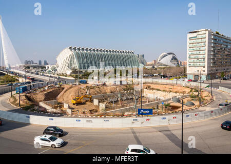 Valencia/Spagna - Marzo 17, 2015: al centro è la El Museu de les Ciencies Principe Felipe edificio mentre in primo piano più costruzione whil Foto Stock