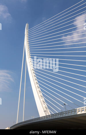 Valencia/Spagna - Marzo 17, 2015: nella zona centrale di Valencia su una soleggiata giornata invernale e è il Ponte Serreria in bianco contro il cielo blu. Foto Stock