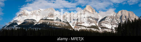 Picchi di montagna lungo il Nord del Fiume Saskatchewan( foto scattata appena a nord di Icefields Parkway ponte che attraversa il fiume) Banff Nattional Park, Albe Foto Stock
