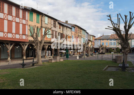 Graticcio tradizionali case colorate, Mirepoix, Ariège, Francia Foto Stock