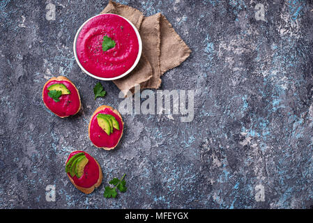 Vegano sano brinda con barbabietola hummus Foto Stock