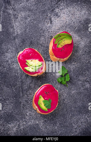 Vegano sano brinda con barbabietola hummus Foto Stock