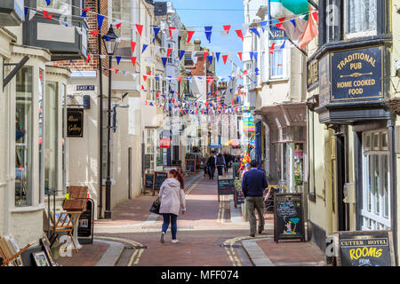 St alban street tradizionali di piccoli negozi di articoli da regalo e bandiere in via stretta, weymouth cittadina balneare e di villeggiatura sulla costa sud dell'inghilterra uk gb Foto Stock