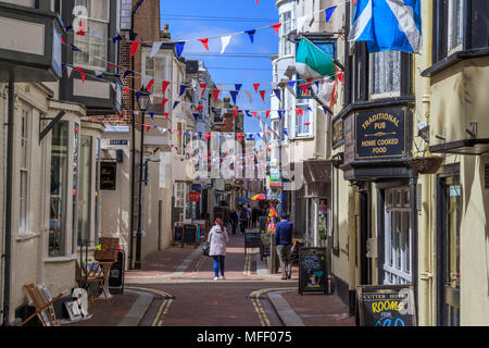 St alban street tradizionali di piccoli negozi di articoli da regalo e bandiere in via stretta, weymouth cittadina balneare e di villeggiatura sulla costa sud dell'inghilterra uk gb Foto Stock