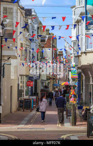 St alban street tradizionali di piccoli negozi di articoli da regalo e bandiere in via stretta, weymouth cittadina balneare e di villeggiatura sulla costa sud dell'inghilterra uk gb Foto Stock