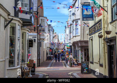 St alban street tradizionali di piccoli negozi di articoli da regalo e bandiere in via stretta, weymouth cittadina balneare e di villeggiatura sulla costa sud dell'inghilterra uk gb Foto Stock