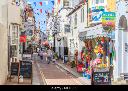 St alban street tradizionali di piccoli negozi di articoli da regalo e bandiere in via stretta, weymouth cittadina balneare e di villeggiatura sulla costa sud dell'inghilterra uk gb Foto Stock