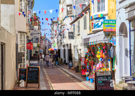 St alban street tradizionali di piccoli negozi di articoli da regalo e bandiere in via stretta, weymouth cittadina balneare e di villeggiatura sulla costa sud dell'inghilterra uk gb Foto Stock