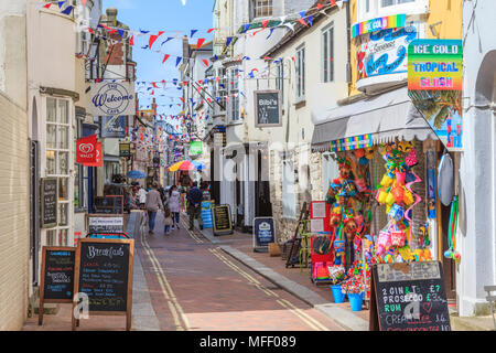 St alban street tradizionali di piccoli negozi di articoli da regalo e bandiere in via stretta, weymouth cittadina balneare e di villeggiatura sulla costa sud dell'inghilterra uk gb Foto Stock