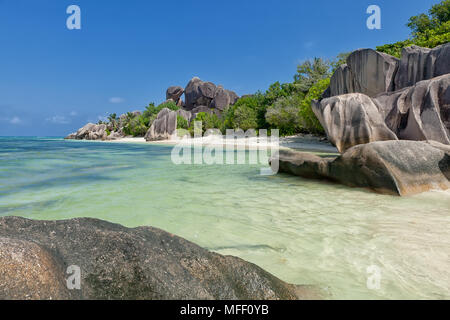 Anse Source d'Argent - rocce di granito a belle spiagge sull'isola tropicale di La Digue alle Seychelles Foto Stock