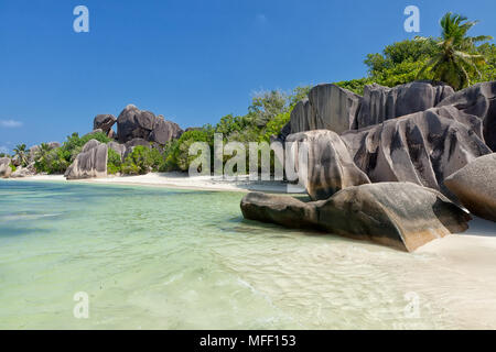 Anse Source d'Argent - rocce di granito a belle spiagge sull'isola tropicale di La Digue alle Seychelles Foto Stock