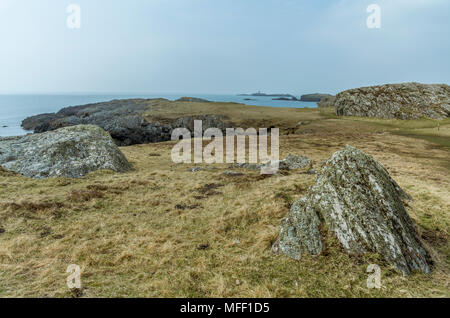 Una vista della frastagliata linea costiera a Rhoscolyn su Anglesey Foto Stock