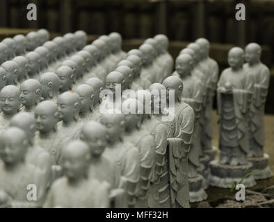 Giapponese monaci buddhisti statue, pregando e meditando Foto Stock