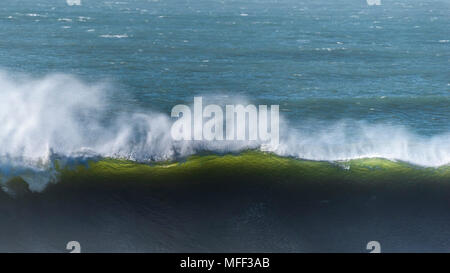 Una grande onda la rottura a Fistral a Newquay in Cornovaglia. Foto Stock