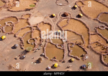 Vista aerea di Rendille capanne del villaggio e del bestiame penne, Kenya. Foto Stock