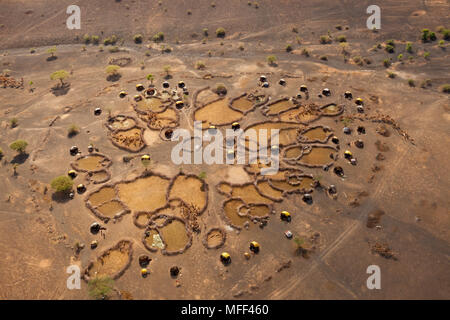 Vista aerea di Rendille capanne del villaggio e del bestiame penne, Kenya. Foto Stock