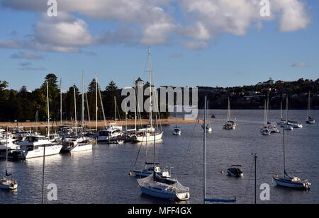 Molti ormeggiati yacht e barche nella baia sabbiosa a bassa marea (Clontarf beach, Sydney, NSW, Australia). Foto Stock