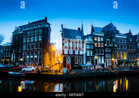 Mattina tempo lungo Amsterdam's canal con vecchie case ed edifici Foto Stock