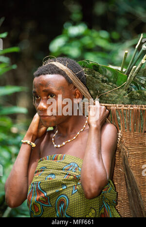 Dei Pigmei Baka raccoglitrici Donna con cesto di raccolta Camerun e Repubblica Centrafricana Foto Stock