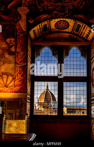 La Galleria degli Uffizi offre splendide viste sul Duomo e sul Duomo di Firenze dalle sue finestre. Foto Stock