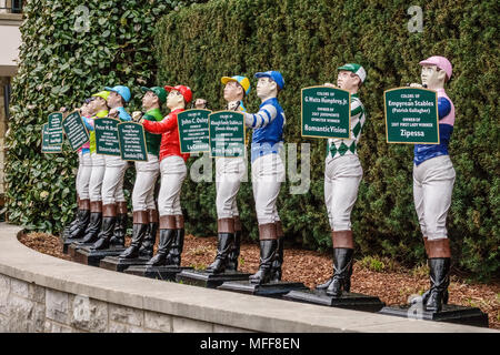 LEXINGTON, KY/STATI UNITI D'America - 19 Aprile 2018: fila di statue jockey, ogni azienda una lapide che indica la presenza di un proprietario di cavalli, anno di un grado di gara 1 e il nome della Foto Stock