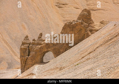Arco naturale di roccia lungo l alta altitudine Manali - Leh road in Ladakh, India Foto Stock