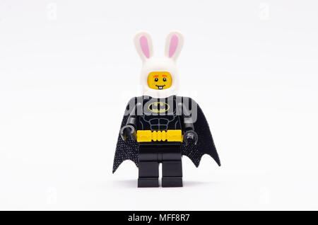 La mini figura di Batman indossa bunny casco . Lego minifigures sono fabbricati da Lego. Foto Stock