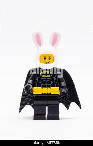 La mini figura di Batman indossa bunny casco . Lego minifigures sono fabbricati da Lego. Foto Stock