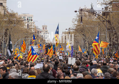 Barcellona, Spagna - 25 Marzo 2018: popolo catalano al rally che chiedono l indipendenza per la Catalogna Foto Stock