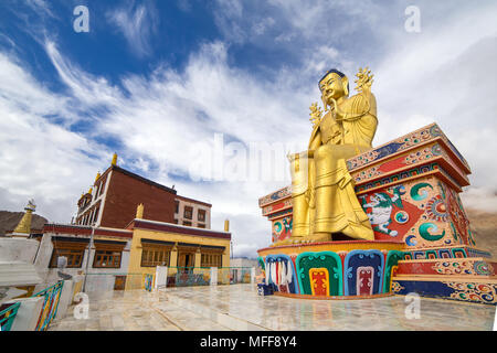 La statua di Maitreya a Likir Gompa (monastero) in Ladakh, India Foto Stock