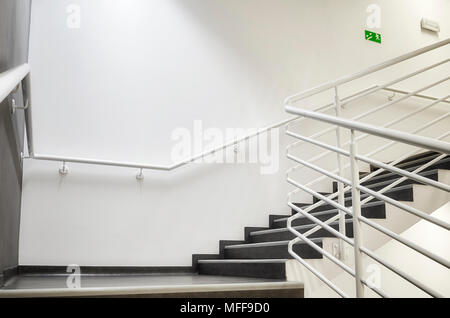 Moderna scala vuota con il muro bianco come per essere trovato in un ufficio, ospedale o un appartamento. Foto Stock