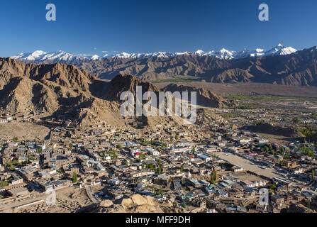 Bellissima vista della città di Leh con Himalaya innevato delle montagne sullo sfondo in Ladakh, Jammu e Kashmir in India. Foto Stock