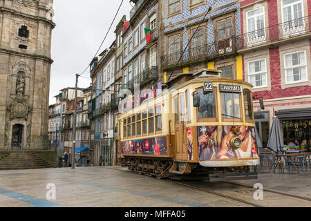 Porto, Portogallo - 16 Gennaio 2018: il vecchio tram in Porto, Portogallo. Foto Stock