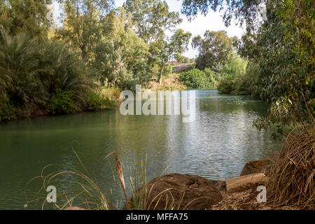 Rive del fiume Giordano al sito battesimale, Israele Foto Stock