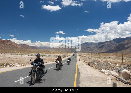 Leh, India - Luglio 1, 2017: gruppo di turisti in moto a guidare moto su Leh - Manali Autostrada nazionale in Ladakh, India settentrionale Foto Stock