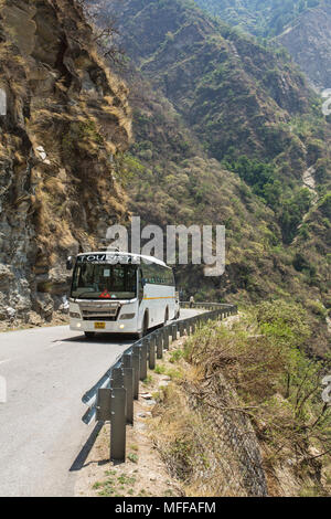 Manali, India - 25 Maggio 2017: autobus turistico guida pericolosa su strada di montagna in Himalaya in modo da mandi a Manali Foto Stock