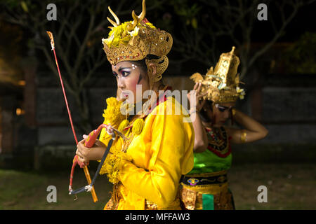 Ubud, Indonesia - 8 Agosto 2016: Unidentified artisti balinesi preparando per Kecak tradizionale danza del fuoco cerimonia nel tempio indù di Bali, Indonesia Foto Stock