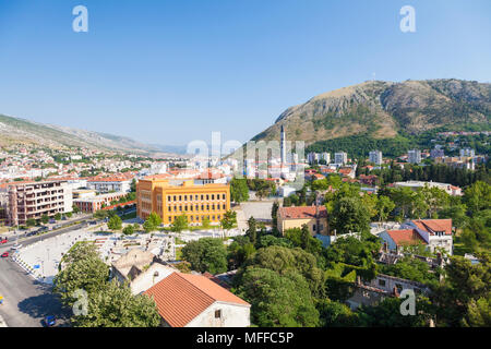 Una vista su Mostar, Bosnia ed Erzegovina con la United World College Foto Stock