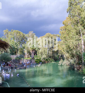 Rive del fiume Giordano al sito battesimale, Israele Foto Stock