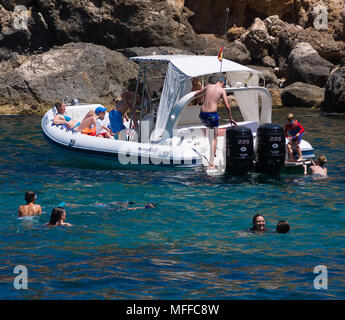 Le persone godono di attività balneare in una calda giornata estiva in Cala Deia beach, Mallorca, Spagna. Foto Stock