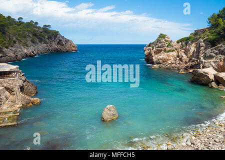 Una vista in alzata della Cala Deia beach in una calda giornata estiva a Mallorca, Spagna. Foto Stock