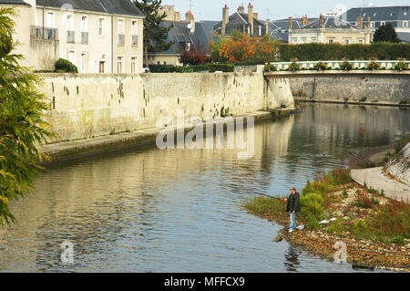 L'uomo la pesca nel fiume Loir, Vendome. La mattina presto. Foto Stock