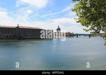 Fiume Garonna nel centro storico di Tolosa, alta Garonna, regione Occitanie, Francia Foto Stock