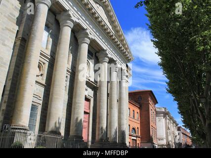 Colonna imponente facciata della Cattedrale di Notre Dame de la Daurade basilica di Tolosa centro storico, Haute Garonne, regione Occitanie, Francia Foto Stock