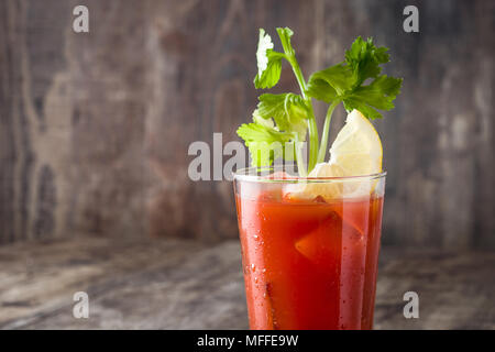 Bloody Mary cocktail in vetro su un tavolo di legno.Copyspace Foto Stock