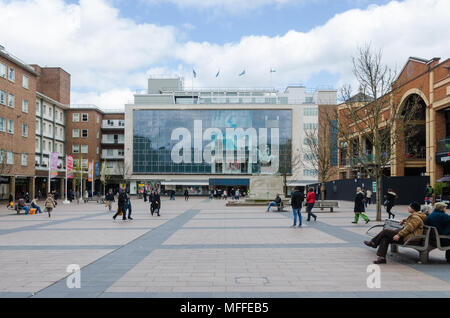 Broadgate piazza nel centro di Coventry,UK guardando verso grandi Primark store Foto Stock