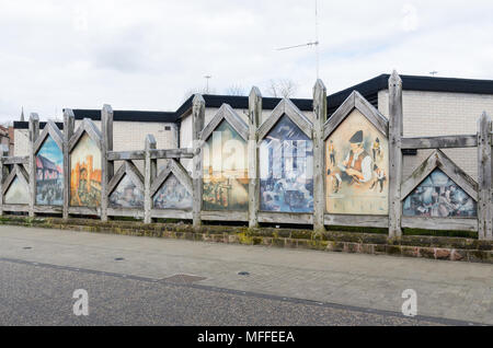 Colorati murali dipinti su un recinto di rivestimento della storica Spon Street a Coventry che raffigurano mestieri effettuati in passato nella zona Foto Stock