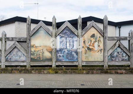 Colorati murali dipinti su un recinto di rivestimento della storica Spon Street a Coventry che raffigurano mestieri effettuati in passato nella zona Foto Stock