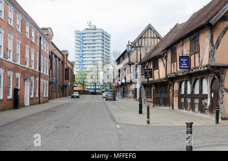 Negozi e imprese nel borgo medievale di Spon Street a Coventry, Regno Unito Foto Stock