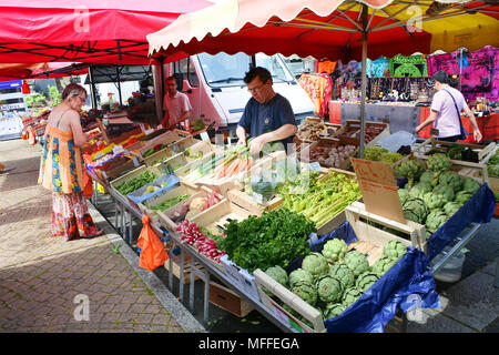 Il cliente in un mercato ortofrutticolo in stallo, Huelgoat, Brittany, Francia - Giovanni Gollop Foto Stock